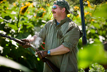 Argentina-Dove-Hunting---Shooter-Replacing-Shells
